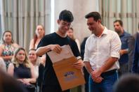 Governador Carlos Massa Ratinho Junior recebe alunos do Ganhando o Mundo