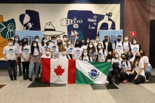 Foto do embarque dos estudantes do Ganhando o Mundo