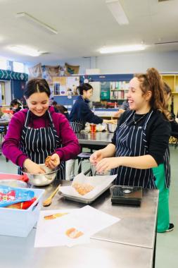 Allana Fernanda Piana (à direita) durante aula de culinária na escola Paraparaumu College, na Nova Zelândia.