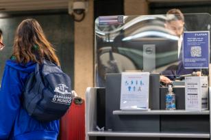 Fotografia com aluna segurando uma mochila