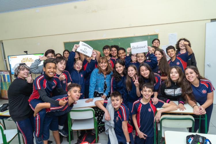 Professora de Matemática no Colégio Estadual Polivalente de Curitiba, Dijalmary Matos Prates Chas celebrou a conquista com seus estudantes na manhã desta sexta-feira (14).