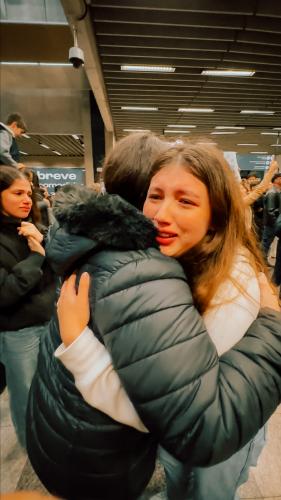 Estudante emocionada ao ver familiares