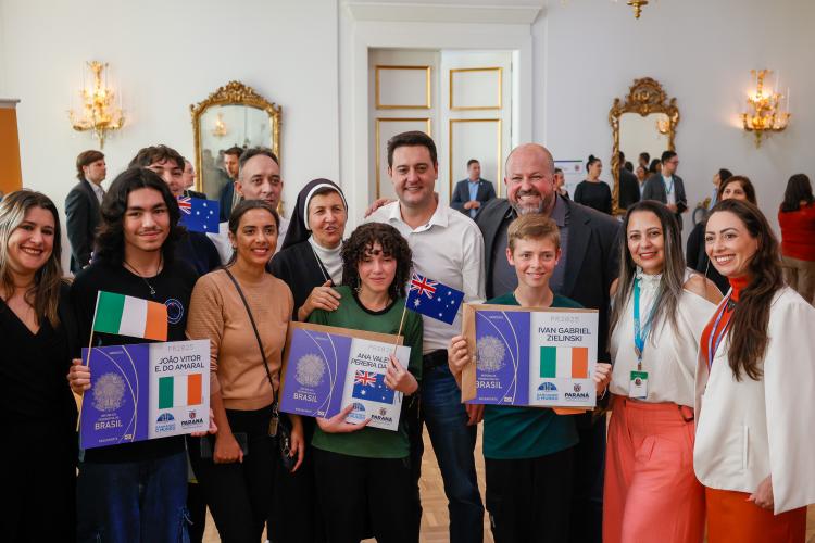 Governador Carlos Massa Ratinho Junior recebe alunos do Ganhando o Mundo