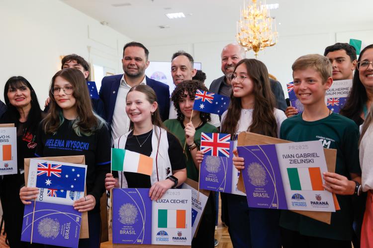 Governador Carlos Massa Ratinho Junior recebe alunos do Ganhando o Mundo