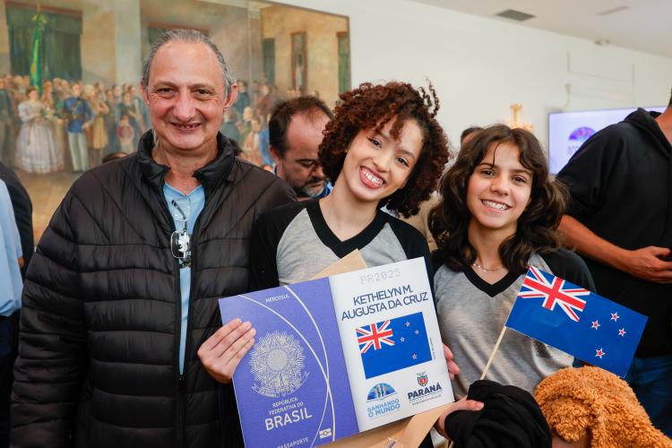 Governador Carlos Massa Ratinho Junior recebe alunos do Ganhando o Mundo