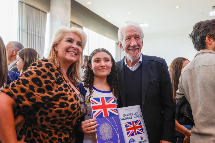 Governador Carlos Massa Ratinho Junior recebe alunos do Ganhando o Mundo