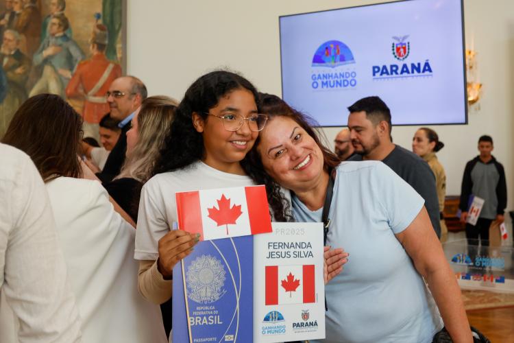 Governador Carlos Massa Ratinho Junior recebe alunos do Ganhando o Mundo