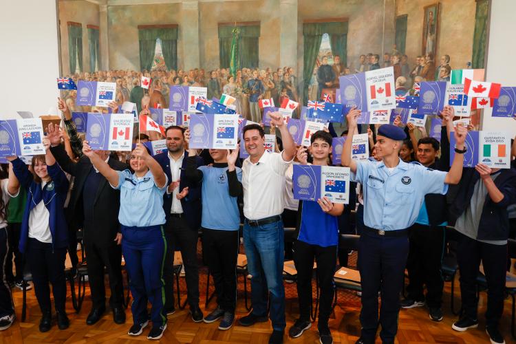 Governador Carlos Massa Ratinho Junior recebe alunos do Ganhando o Mundo