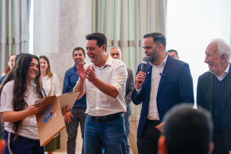 Governador Carlos Massa Ratinho Junior recebe alunos do Ganhando o Mundo