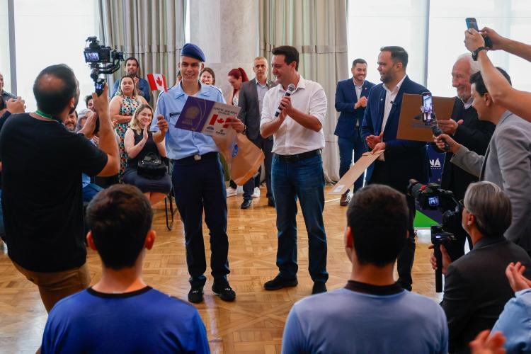 Governador Carlos Massa Ratinho Junior recebe alunos do Ganhando o Mundo