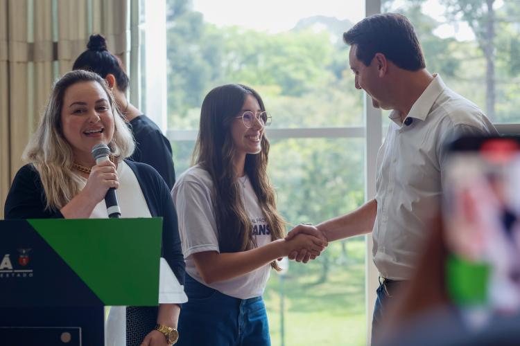 Governador Carlos Massa Ratinho Junior recebe alunos do Ganhando o Mundo